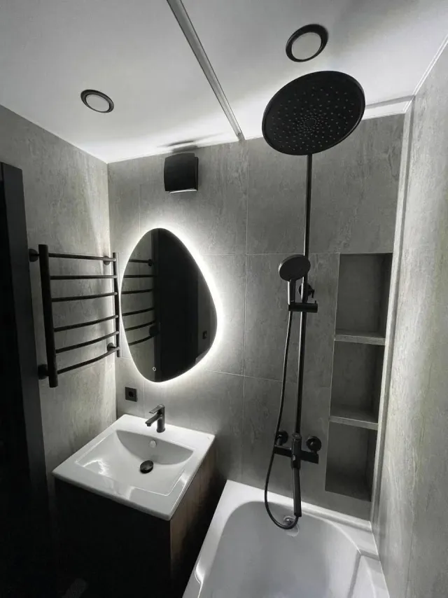 Salle de bains avec miroir rétroéclairé et spots encastrés à Lyon